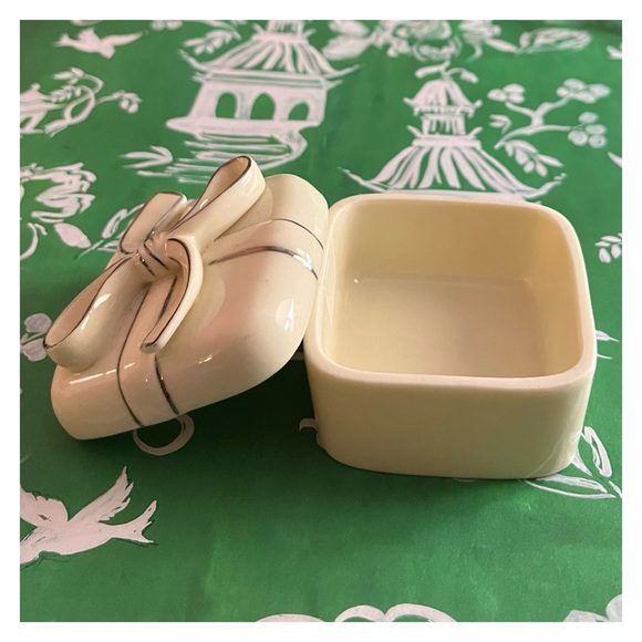 Vintage Porcelain Trinket/Ring Box with Bow Topped Lid - Picture 10 of 12